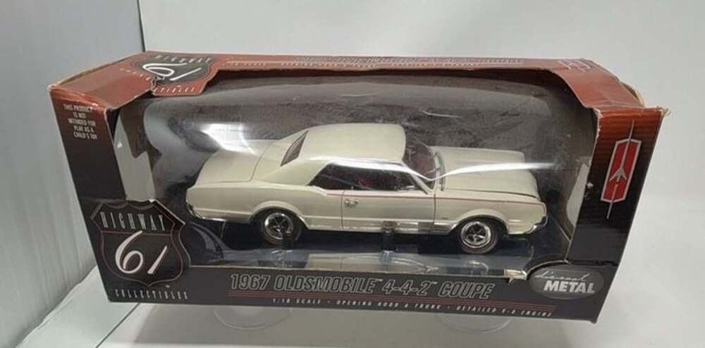 Highway 61 1967 Oldsmobile 4-4-2 Coupe 1:18 Scale Diecast Model Car
